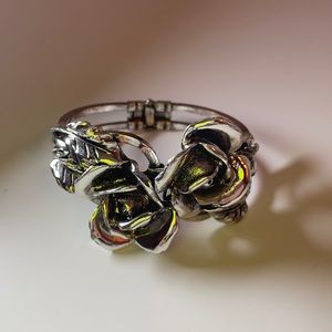 VTG 1960’s/70’s silver rose hinged bracelet